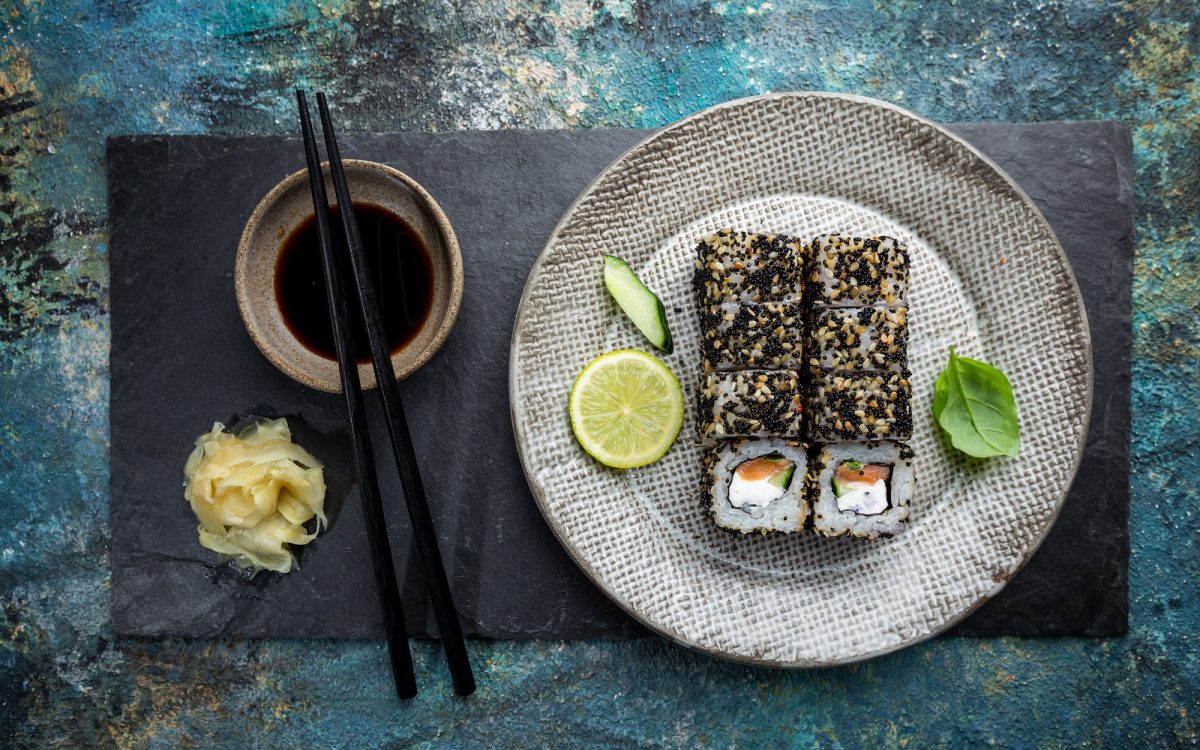 Découvrez l’art de la préparation du sushi : précision et savoir-faire